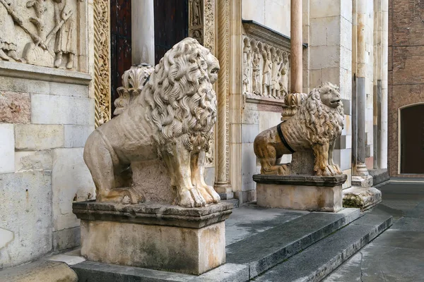 Löwenstatue, Modena, Italien — Stockfoto