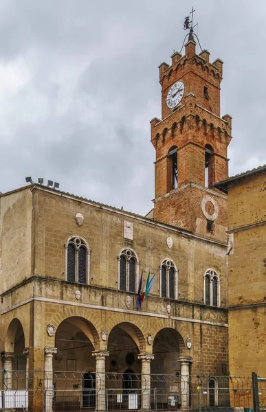 Věž s hodinami v Pienza, Itálie — Stock fotografie