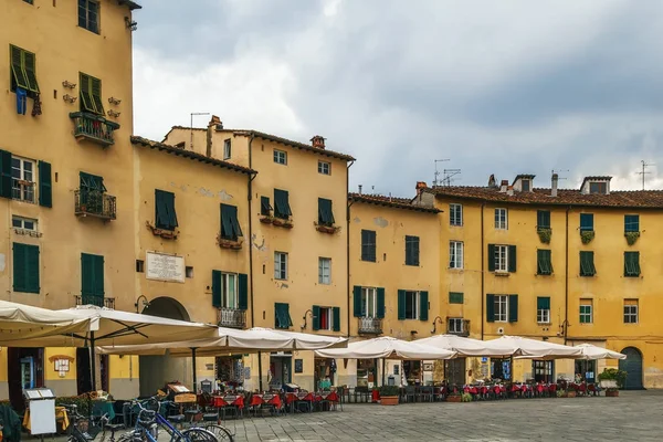 Piazza anfiteatro, lucca, italien — Stockfoto