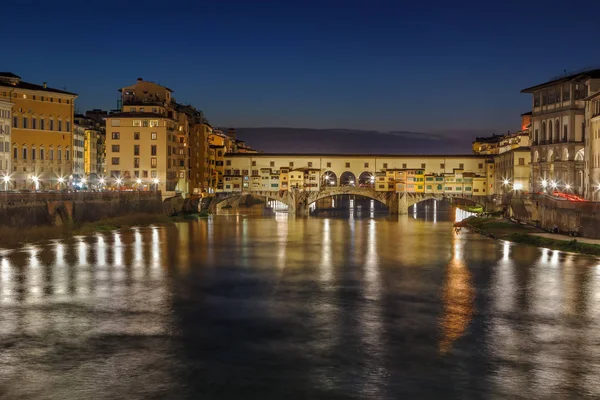 夜には、イタリア、フィレンツェのヴェッキオ橋 — ストック写真