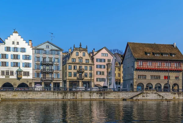 Bancario del fiume Limmat a Zurigo, Svizzera — Foto Stock