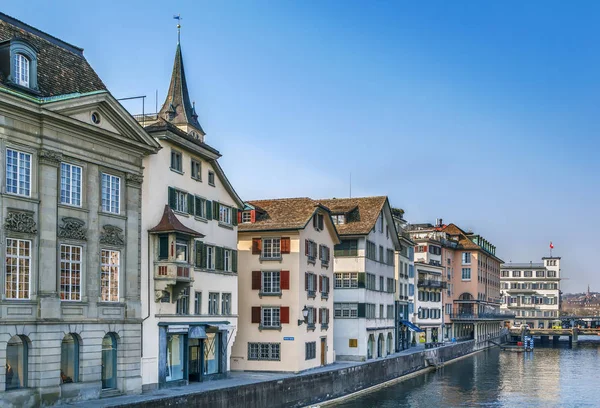 Набережная реки Лиммат в Цюрихе, Швейцария — стоковое фото