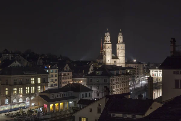 Вид на Цюрих с церковью Мюнстер в вечернее время, Швейцария — стоковое фото