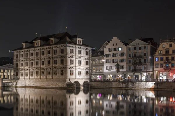 Nabrzeże rzeki Limmat wieczorem, Zurych — Zdjęcie stockowe