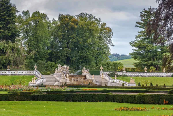 捷克克鲁姆洛夫城堡花园里的喷泉 — 图库照片