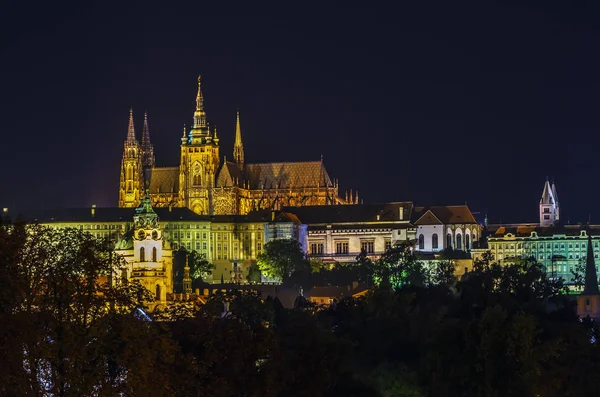 Akşam Prag Kalesi'nin görünümü — Stok fotoğraf