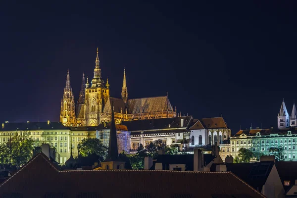 在晚上的布拉格城堡的视图 — 图库照片