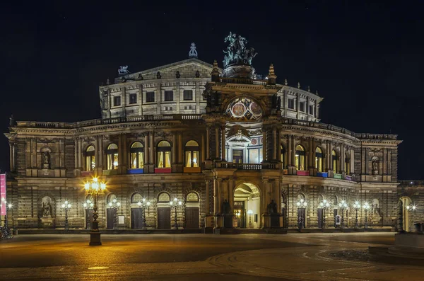 Semperoper in Dresden bij nacht, Saksen, Duitsland — Stockfoto