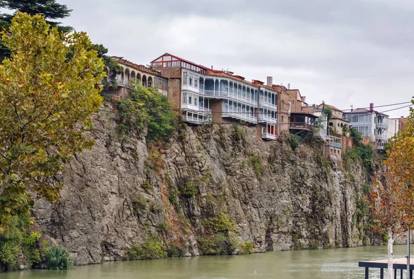 Casas no penhasco acima do rio Kura, Tbilisi, Geórgia — Fotografia de Stock