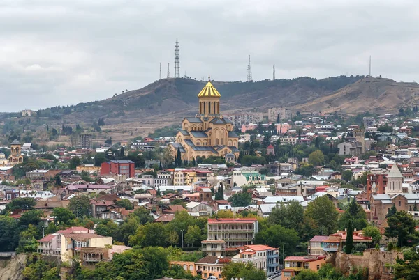 Vy av Heliga Trefaldighetskyrkan i Tbilisi, Georgien — Stockfoto