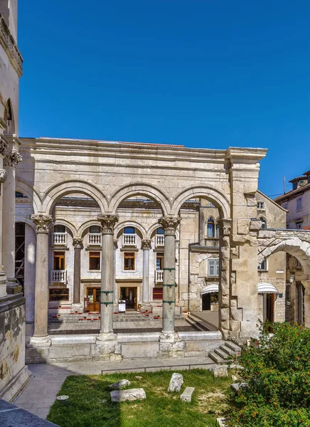 Colonnade of the peristyle square, Split, Croacia — Foto de Stock