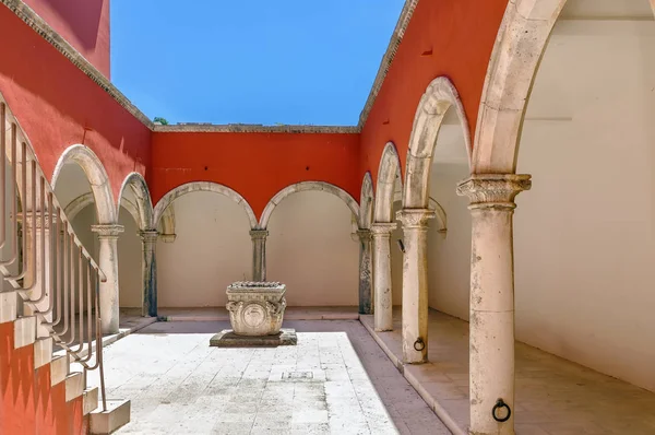 在克罗地亚的扎达尔庭院与拱廊 — 图库照片