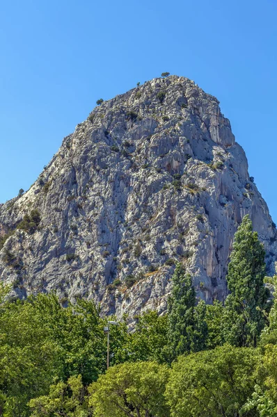 Omis, Croaria yakınlarında kaya — Stok fotoğraf