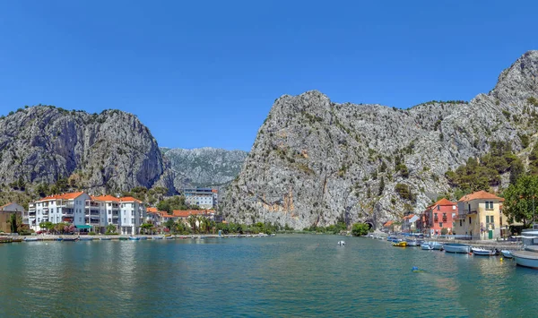 Uitzicht op de Cetina rivier in Omis, Kroatië — Stockfoto