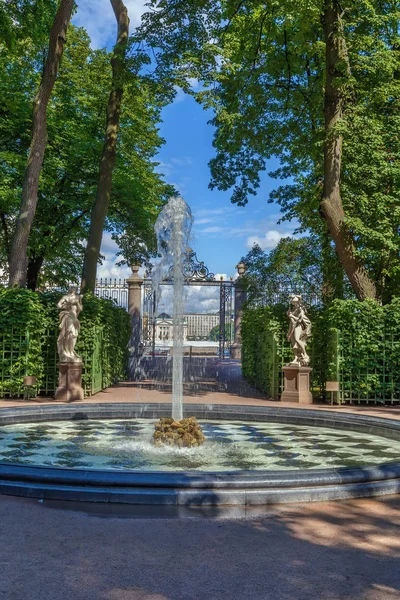 Jardín de verano, San Petersburgo, Rusia —  Fotos de Stock