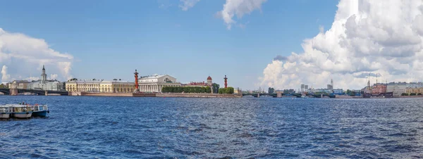 Vista da Ilha Vasilievsky, São Petersburgo, Rússia — Fotografia de Stock