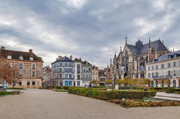 Plaza con Basílica de San Urbano, Troyes, Francia — Foto de Stock