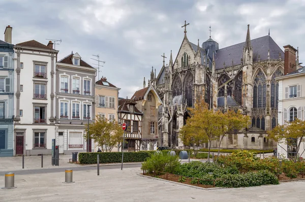 与法国Troyes的Saint Urban大教堂的广场 — 图库照片