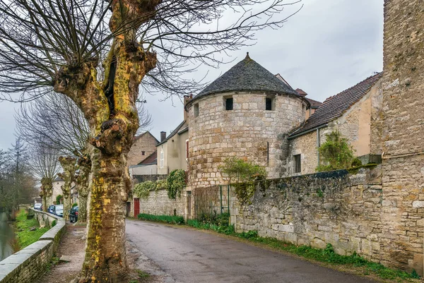 Věž a zeď v Noyers, Yonne, Francie — Stock fotografie