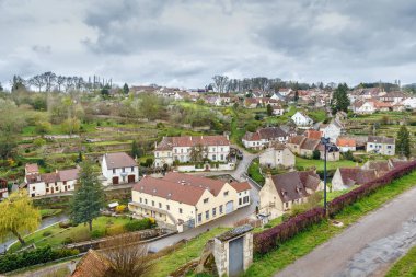 Semur-en-Auxois, Fransa 'daki Armancon Nehri