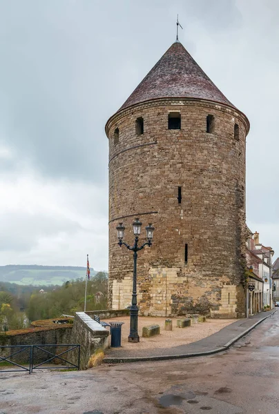 Straat met toren, Semur-en-Auxois, Frankrijk — Stockfoto