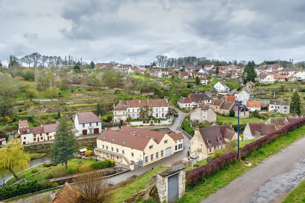 Río Armancon en Semur-en-Auxois, Francia — Foto de Stock