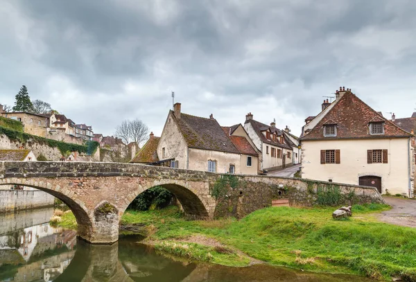 Stenen brug in Semur-en-Auxois, Frankrijk — Stockfoto