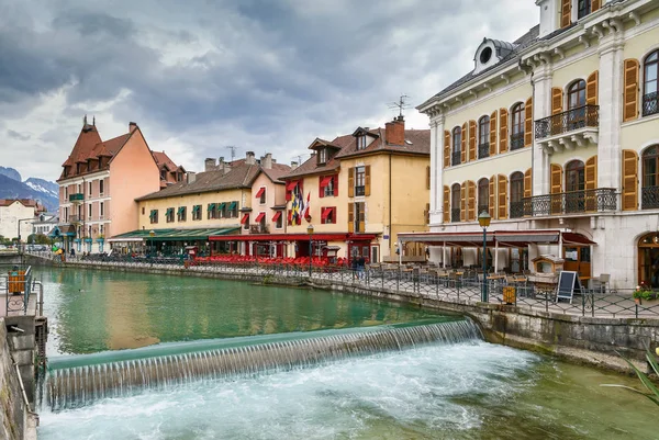 Thiou folyó Annecy, Franciaország — Stock Fotó