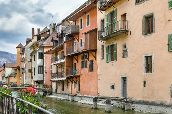 Thiou folyó Annecy, Franciaország — Stock Fotó