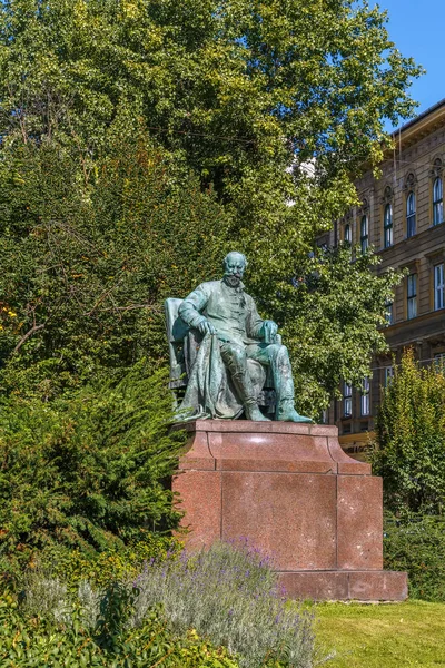 匈牙利布达佩斯Mor Jokai雕像 — 图库照片