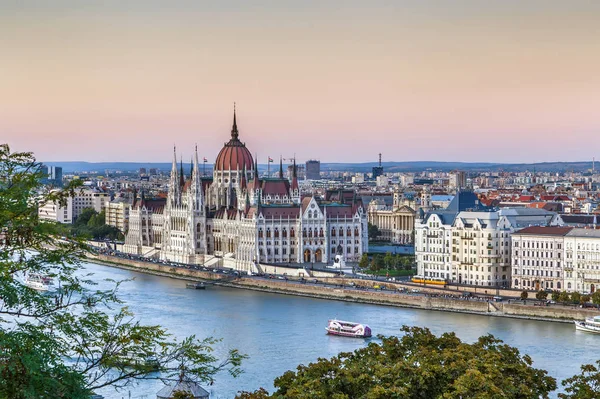 Syn på ungerska parlamentsbyggnaden, Budapest, Ungern — Stockfoto