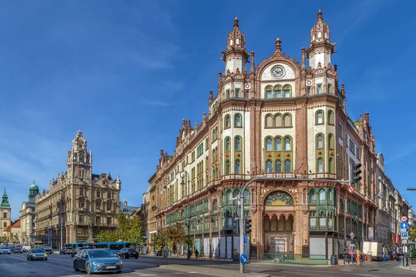 Bau parisi udvar hotel, budapest, ungarisch — Stockfoto