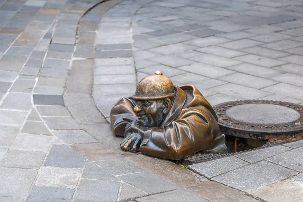 Памятник водопроводчику Чумилу, Братислава, Словакия — стоковое фото