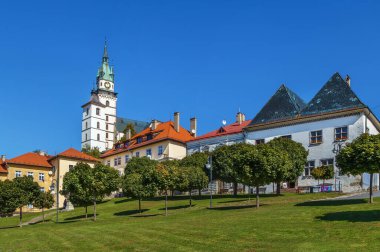 Kremnica, Slovakya 'daki ana meydandan St. Catherine Kilisesi manzarası
