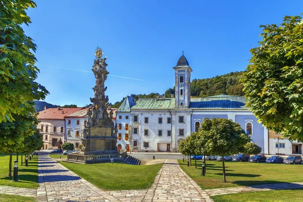 Kościół Franciszka Głównym Placu Kremnicy Słowacja — Zdjęcie stockowe