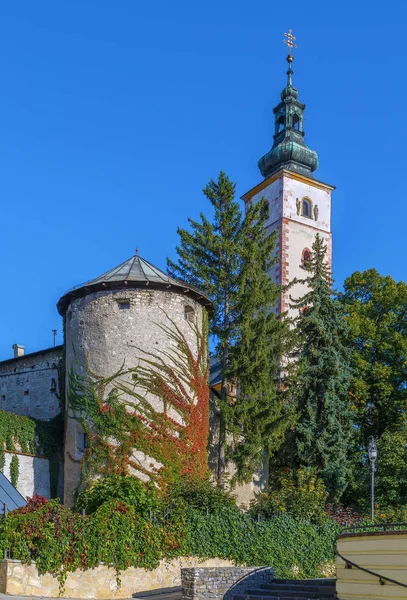 Torres Castillo Iglesia Banska Bystrica Eslovaquia — Foto de Stock