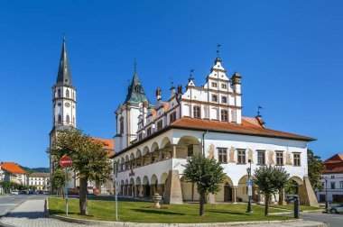 Levoca, Slovakya 'daki Eski Belediye Binası ve St. James Bazilikası