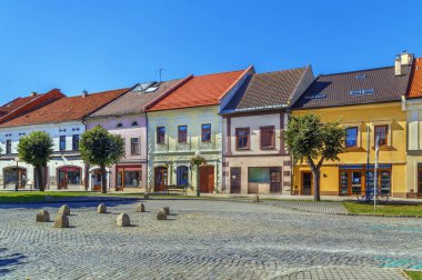 Slovakya 'nın Kezmarok kasabasında tarihi evleri olan bir cadde.