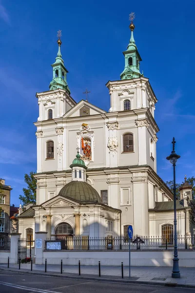 聖マリア大聖堂 Saint Mary Basilica ポーランドのクラクフにある中央市場広場に隣接するレンガゴシック様式の教会 — ストック写真