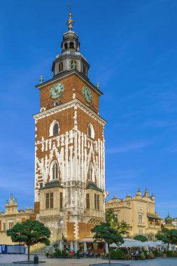 Polonya 'nın Krakow kentindeki ana pazar meydanında Belediye Binası Kulesi