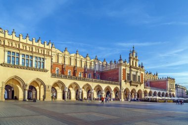 Polonya 'nın Krakow kentindeki ana pazar meydanında Kumaş Salonu