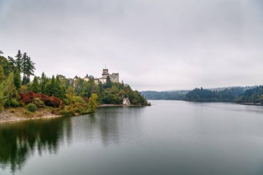 Polonya 'nın Czorsztyn gölündeki Dunajec Kalesi olarak da bilinen Niedzica Kalesi manzarası