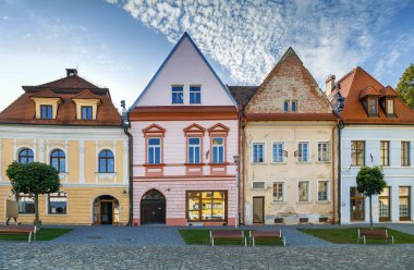 Slovakya 'nın Bordejov kentindeki merkez meydandaki tarihi evler