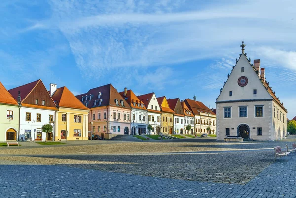 Centrální Náměstí Obklopeno Zachovalými Gotickými Renesančními Domy Bordejově Slovensku — Stock fotografie