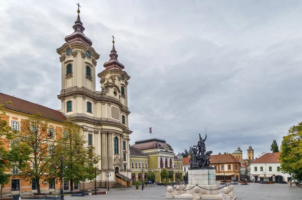 パドヴァの聖アンソニー教会 英語版 はハンガリーのイーガーにあるドボ イストヴァン広場の支配的な建物である — ストック写真