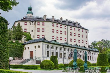 Ambras Şatosu Avusturya 'nın Innsbruck kentindeki tepelerde bulunan bir Rönesans kalesidir.