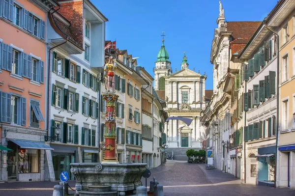 Solothurn街与喷泉和大教堂 — 图库照片