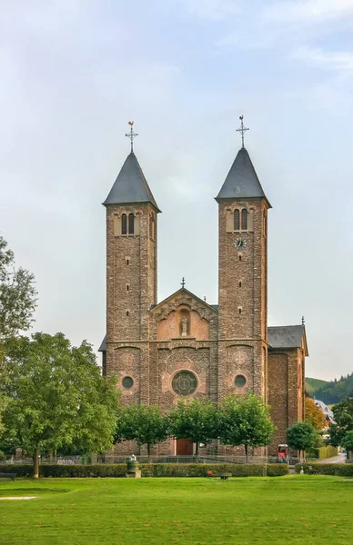 位于德国恩斯特莫泽尔河岸的神圣救主天主教堂 免版税图库照片
