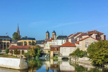 Moselle nehri ile Metz şehir merkezinin görüntüsü, Fransa