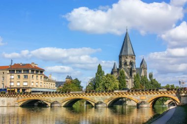 Neuf Tapınağı Fransa 'nın Metz kentindeki Moselle nehrinin kıyısında bir Protestan kilisesidir.